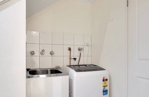 Warrnambool House | Gilles Apartment - Central living in the heart of Warrnambool.