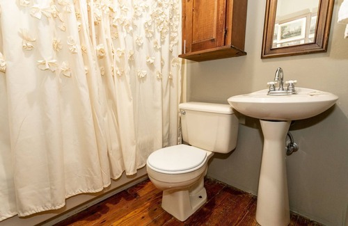 Fredericksburg House | Gillespie House- East Suite | Conveniently Located