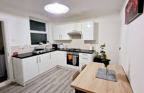 Gillingham House | Gillingham Home - Sleeps 4 - Comfort & Convenience