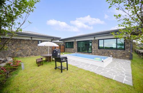 Gujwa Villa | Gimnyeong Stonewall Private Pool Villa