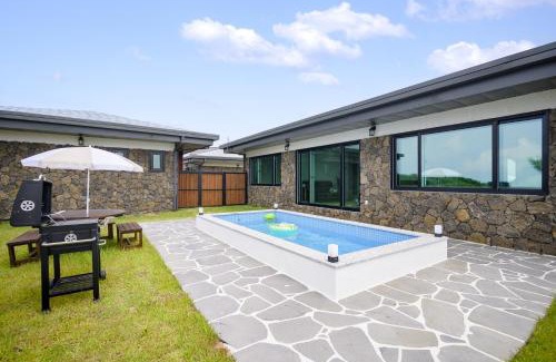 Gujwa Villa | Gimnyeong Stonewall Private Pool Villa