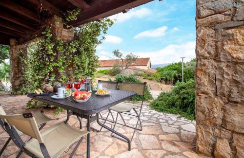 Santa Maria La Palma Villa | Ginestre Cottage with pool in the Nature Park of Porto Conte