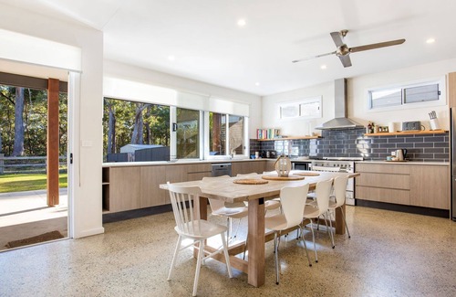 Callala Beach House | Ginger's - Pet Friendly - 4 Min Walk to Beach