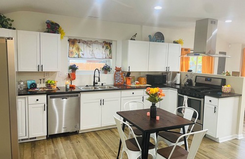 Port Huron House | Gingers Great Lakes Popsicle π near Great Lakes min drive!