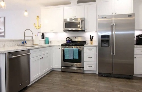 Pacific Beach House | Ginima's Beach House Blocks From Beach and Bay!