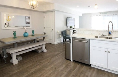 Pacific Beach House | Ginima's Beach House Blocks From Beach and Bay!