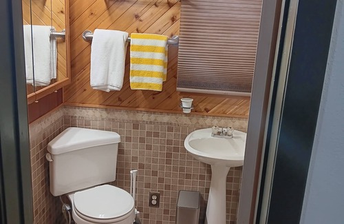 Alyeska Cabin | Girdwood ski cabin. Wild Iris Chalet .5 miles from daylodge.