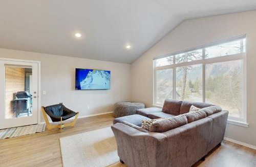 Alyeska House | Girdwood Vibes, Unit B