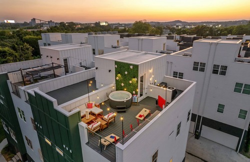 Katie Hill Neighborhood House | Girls Getaway ~ Rooftop + HotTub ~ Karaoke + Stage ~ 2 King ~ 10mins to Brdway
