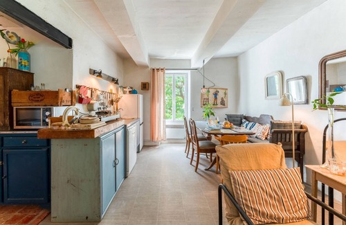 Crestet House | Gîte 37 - The Blue Flower at the Foot of Mont Ventoux
