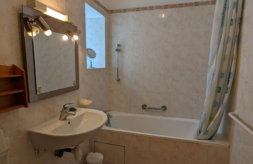 Bonnes Cottage | Gite Bonnes, 4 bedrooms, 12 persons