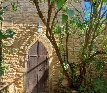 Porte des Pierres Dorees House | Gite dans maison médiévale Calme Fibre 2 ch