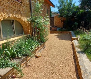 Porte des Pierres Dorees House | Gite dans maison médiévale Calme Fibre 2 ch