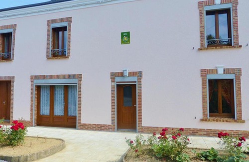 Rocroi House | Gite de vieille maison rouge