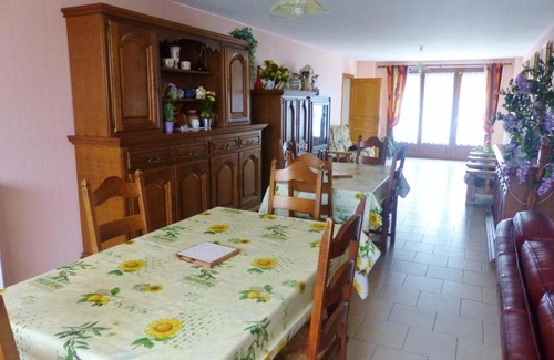 Rocroi House | Gite de vieille maison rouge