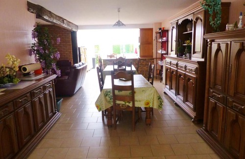 Rocroi House | Gite de vieille maison rouge