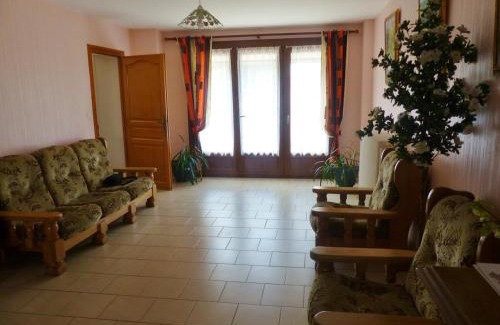 Rocroi House | Gite de vieille maison rouge