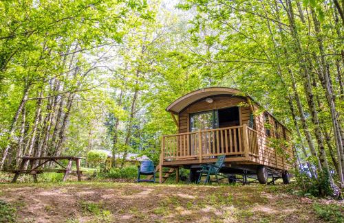Saint-Saud-Lacoussiere Apartment | Gite et Roulotte du camping de la bucherie