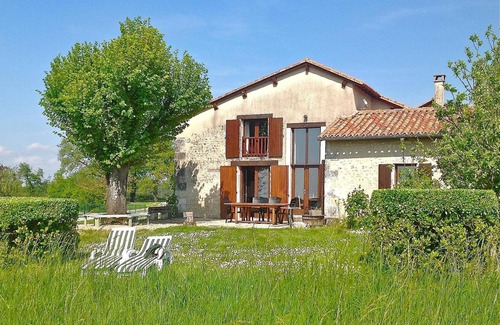 Lusignac House | Gite With Swimming Pool & Tennis Court. Free Wi-Fi. Perfect for families