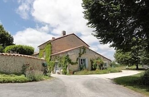 Nanteuil-de-Bourzac Cottage | Gite farm-stay with private pool in rural Dordogne near Verteillac /Riberac