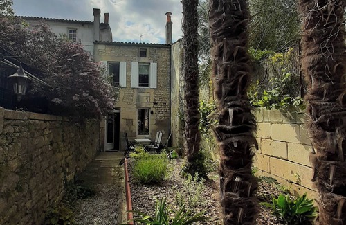 Saint-Savinien House | Gîte "La P'tite Jeannette", between land and sea, on the banks of the Charente.