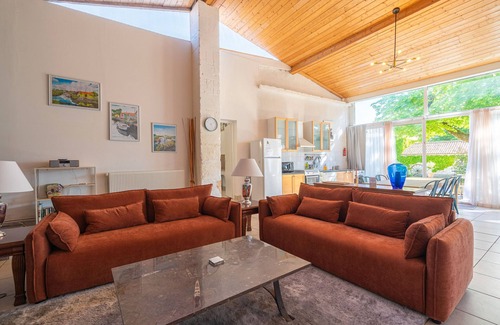 Saint-Romain-de-Benet Cottage | 'Gîte Le Sun House' with Shared Pool, Private Terrace and Wi-Fi