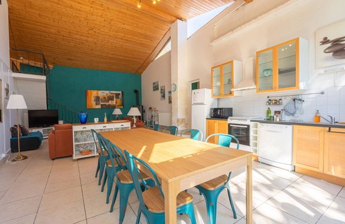Saint-Romain-de-Benet Cottage | 'Gîte Le Sun House' with Shared Pool, Private Terrace and Wi-Fi