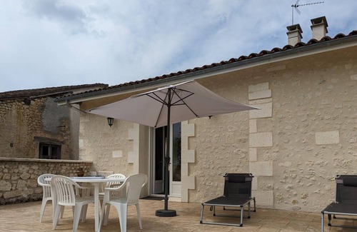 Montmoreau-Saint-Cybard Cottage | Gite Montmoreau, 2 bedrooms, 4 persons