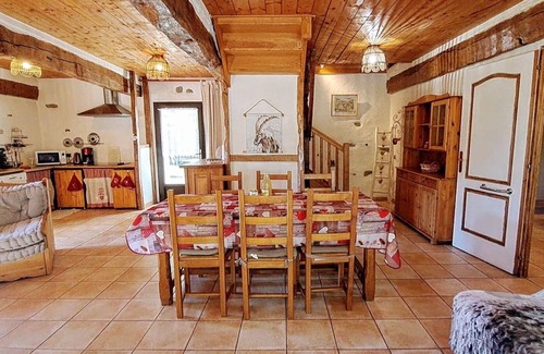Poueyferre House | Gîte near Lourdes, in the Pyrenees. Mountain views. Pets allowed