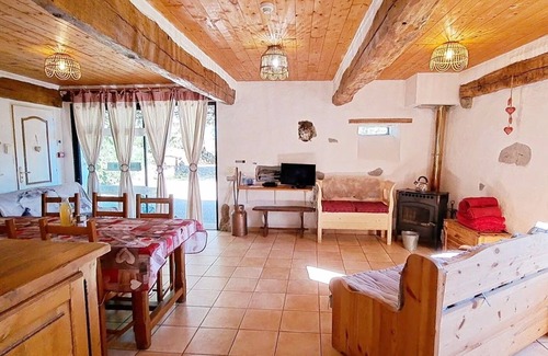 Poueyferre House | Gîte near Lourdes, in the Pyrenees. Mountain views. Pets allowed