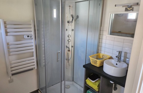 Saint-Magne-de-Castillon House | Gite Valette with mezzanine bedroom