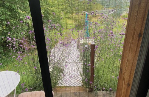 Valojoulx Apartment | Gite Wildflower Lane, 4k to Montignac Lascaux, fly screens