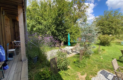 Valojoulx Apartment | Gite Wildflower Lane, 4k to Montignac Lascaux, fly screens