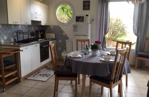 Tredrez-Locquemeau Cottage | Gite with garden by the sea