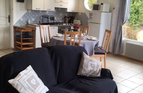 Tredrez-Locquemeau Cottage | Gite with garden by the sea