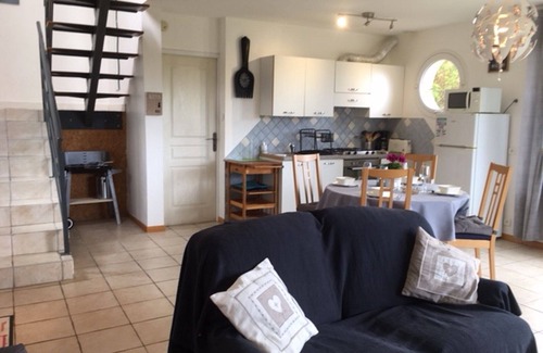 Tredrez-Locquemeau Cottage | Gite with garden by the sea