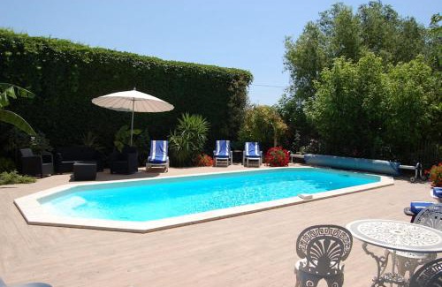 Saint-Laurent-d'Aigouze Apartment | GITES - Mas Saint-Louis - Piscine chauffée