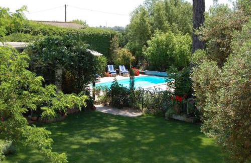 Saint-Laurent-d'Aigouze Apartment | GITES - Mas Saint-Louis - Piscine chauffée