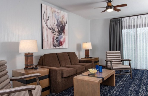 Lake Delton Resort | Glacier Canyon Resort With Free access to WaterParks and other Amenities