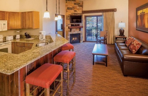 Lake Delton Condo | Glacier Canyon & Wilderness Waterpark 2 Bedroom 2 Bathroom