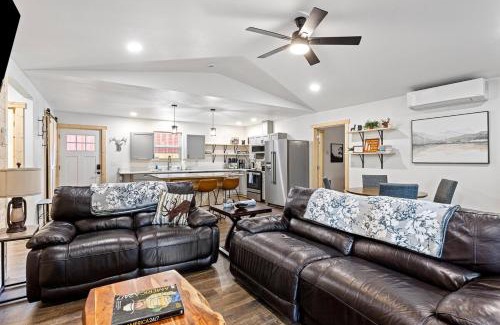 Ashford House | Glacier Run, Hot Tub, Sauna,Movie Theater, WiFi, EV