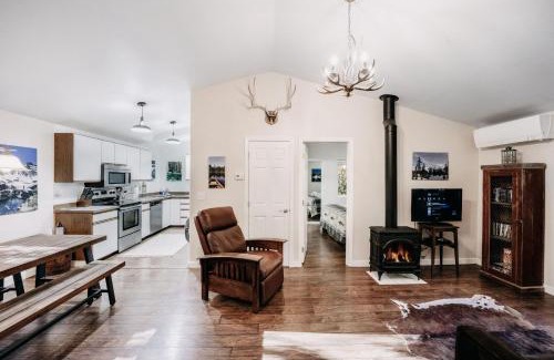Warnick House | Glacier Springs Cabin 16 - This is a great cottage with an outdoor hot tub