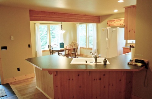 Warnick Cabin | Glacier Springs Cabin 2bedrooms, 2 baths - hot tub & Pet Friendly!