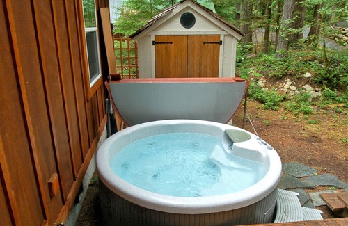 Warnick Cabin | Glacier Springs Cabin 2bedrooms, 2 baths - hot tub & Pet Friendly!