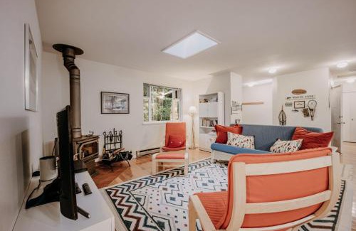 Warnick House | Glacier Springs Cabin #30 - Hot Tub - Wi-Fi - Pets Ok