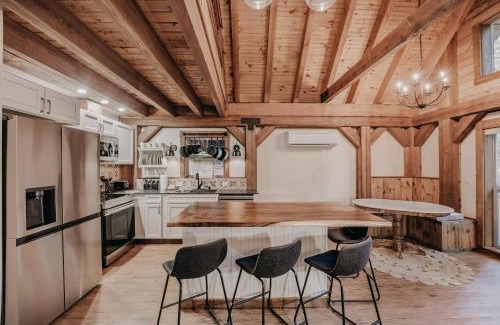 Warnick House | Glacier Springs Cabin 39 - Hot Tub - Wi-Fi - Pets Ok