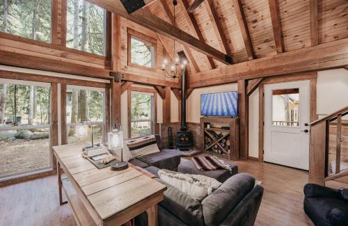 Warnick House | Glacier Springs Cabin 39 - Hot Tub - Wi-Fi - Pets Ok