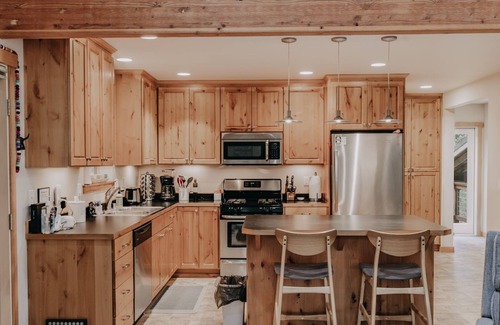 Warnick Cabin | 🌟 Glacier Springs Cabin #52 - Hot Tub - Wi-Fi - BBQ - Pets Ok - Sleeps 6 🐶❤