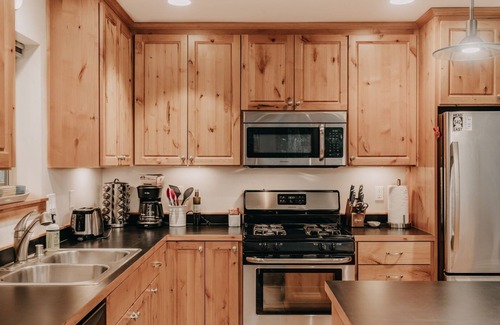 Warnick Cabin | 🌟 Glacier Springs Cabin #52 - Hot Tub - Wi-Fi - BBQ - Pets Ok - Sleeps 6 🐶❤