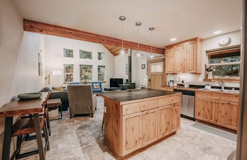 Warnick Cabin | 🌟 Glacier Springs Cabin #52 - Hot Tub - Wi-Fi - BBQ - Pets Ok - Sleeps 6 🐶❤
